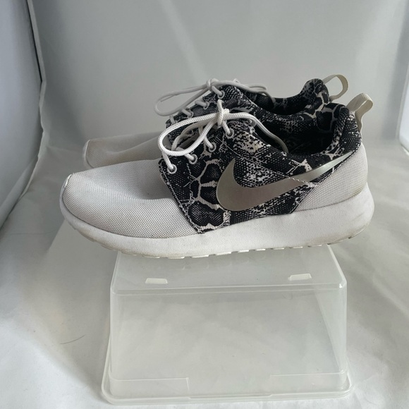 Nike Snakeskin Roshe fitness shoes - Picture 2 of 3